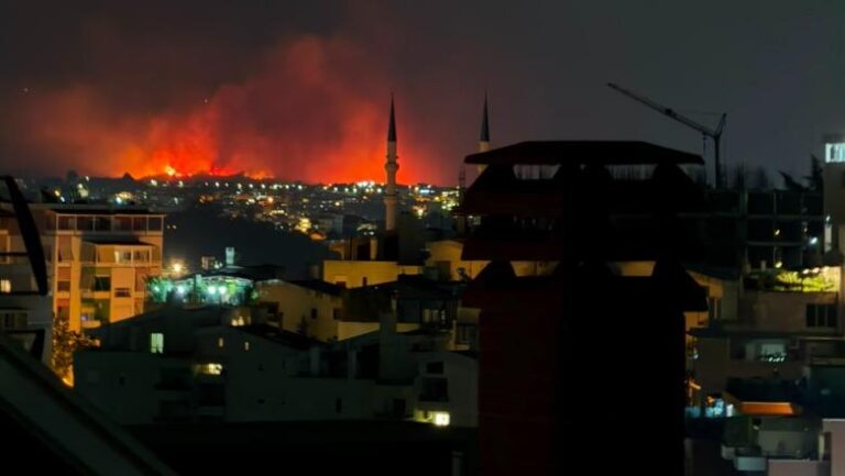 Zjarri pranë Lundrës, flakët duken edhe nga Tirana