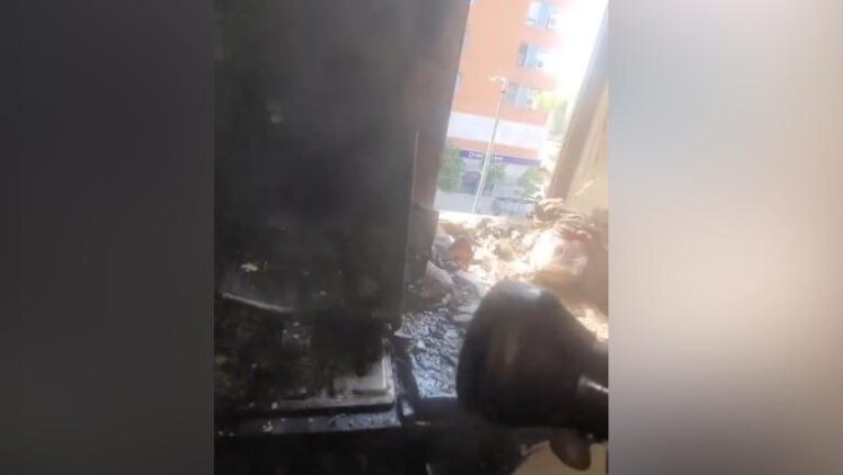 Zjarr në një apartament pranë “Selman Stërmasit”, zjarrfikësit neutralizojnë flakët