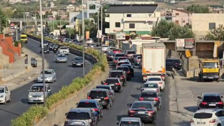 Trafik i rënduar në Durrës, mjetet varg në radhë të gjata tek Plepat