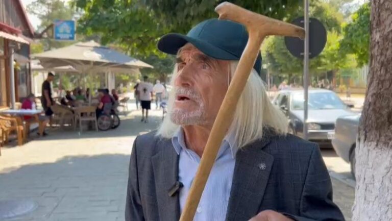 Ndaloi me bastun kryetarin e Këshillit në Maliq, i moshuari: Bashkinë nuk e mbyllin dot