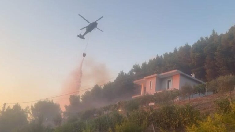 Zjarri në Milot rrezikon banesat, 20 forca të ushtrisë dhe 2 helikopterë në terren