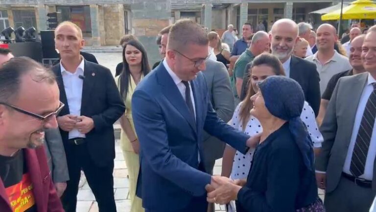 Kryeministri i Maqedonisë së Veriut në Pustec, nuk ekzekutohet himni shqiptar. Kolefski kërkon ndjesë