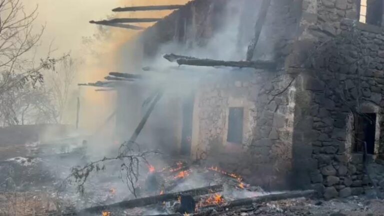 Situatë alarmante me flakët në Gojan, digjen 4 banesa dhe evakuohen banorët