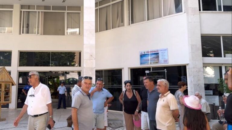 Qytetarët dalin në protestë kundër terminalit të ri të autobusëve në Sarandë: Më shumë kosto dhe vështirësi