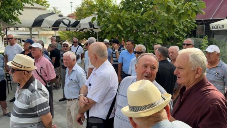 Protestë në Patos, banorët dalin kundër shkrirjes së bashkisë