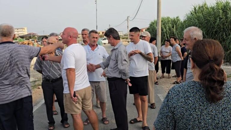 Protestë nga banorët në Spitallë kundër Bashkisë së Durrësit: Punimet për kolektorin janë ndërprerë prej disa muajsh