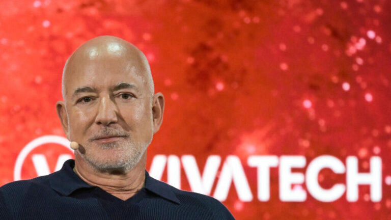 Tifozët e Liverpool-it kërkojnë qartësi mbi ofertën e Bezos për të blerë aksione