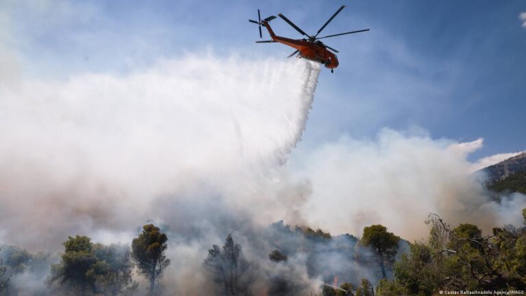 Dy helikopterë zjarrfikësish përplasen në Greqi, vendi nën flakë