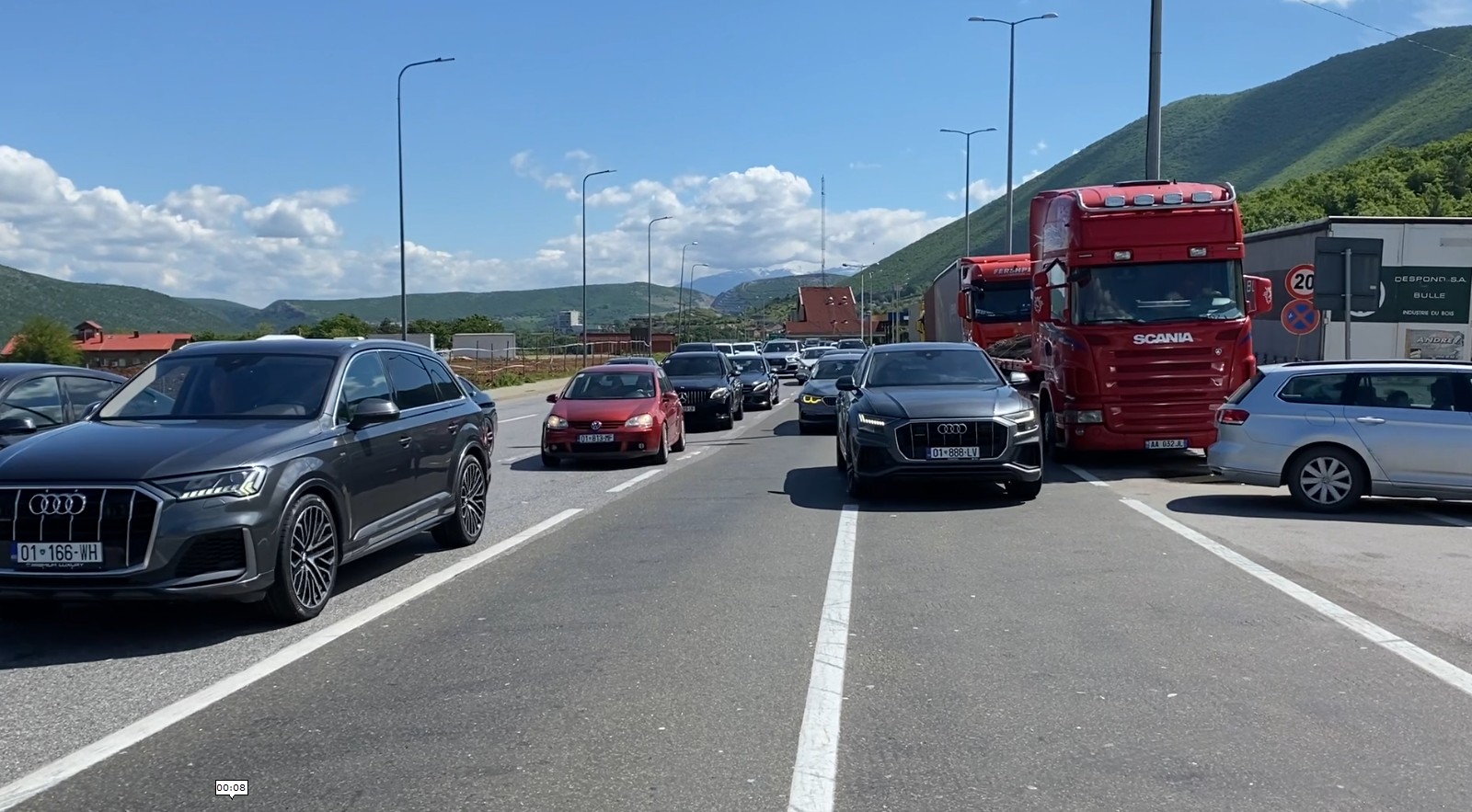 Fluksi nga Kosova drejt bregdetit shqiptar bie me 27   mbi 18 mijë hyrje këtë të shtunë