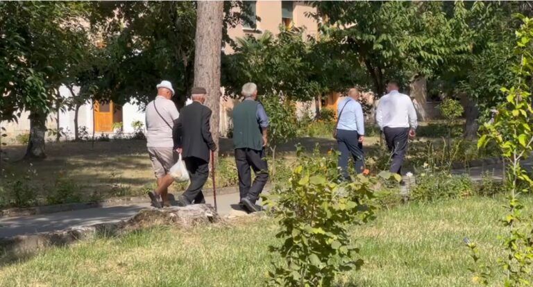 Rama ndërpret mbledhjen me ministrat, takon një grup të moshuarish