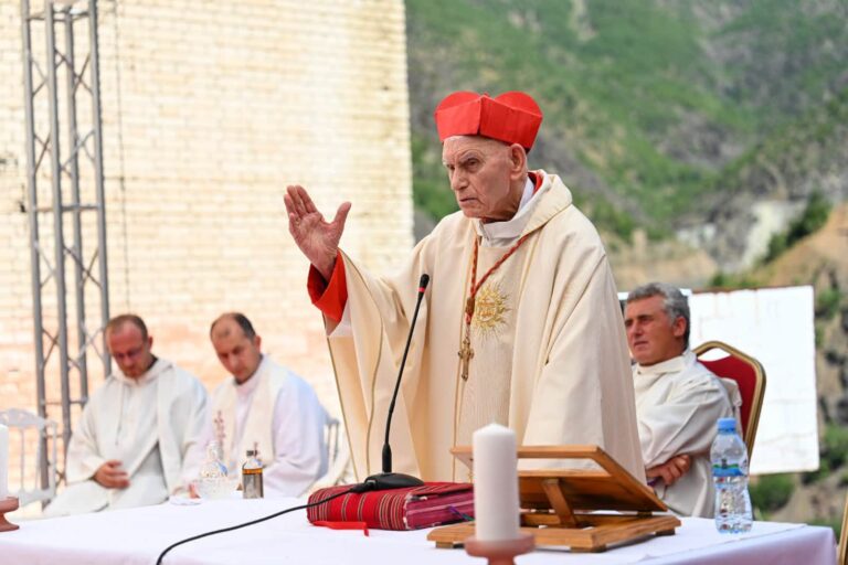 Kardinali Ernest Simoni kremton Meshën e Shenjtë në ish-burgun e Spaçit, 53 vjet pas martirizimit