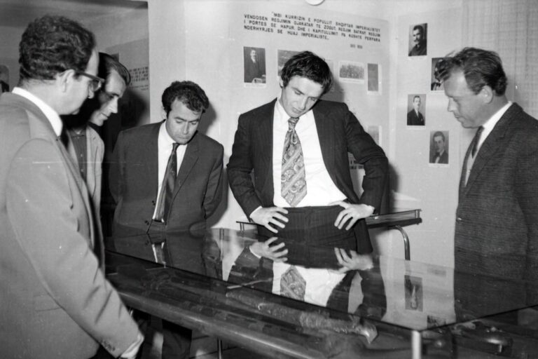 Bekim Fehmiu, “Odisea” dhe Shqipëria e kujtesës, një udhëtim që Marubi e kthen në përjetësi me fotot e Angjelin Nënshatit