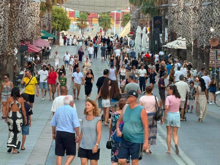 Rama poston fotot: Turistët në Durrësin turistik