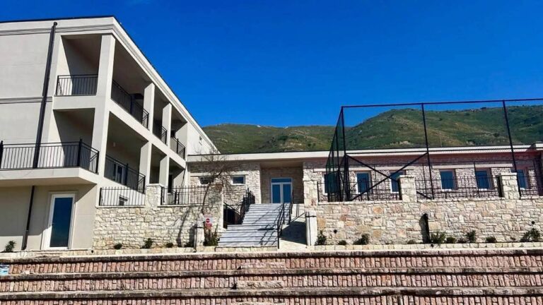 Rama poston fotot: Finiqi nis vitin e ri shkollor me shkollë të re, 100 nxënës përfitojnë ambiente moderne