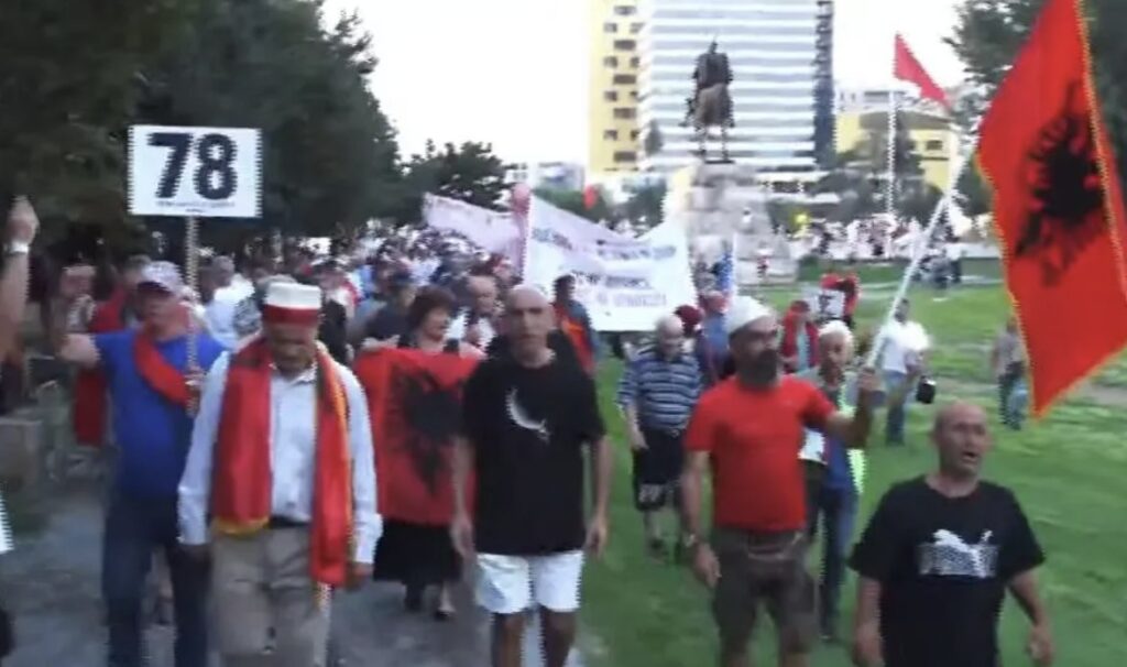 Protesta e 78-të në Tiranë, diaspora i bashkohet marshimit drejt Kryeministrisë