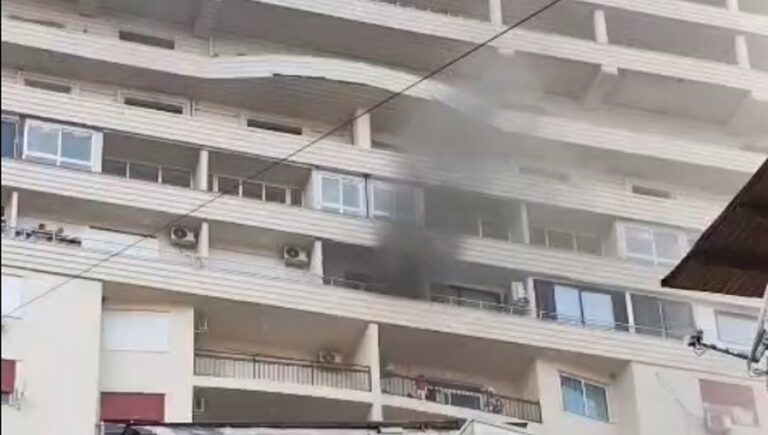 Bie zjarr në një pallat 30-katësh, zjarrfikësja ndërhyn me vështirësi