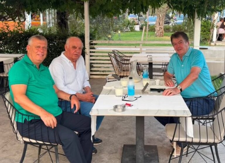 Kafe mes ish-presidentëve dhe prefektit të Tiranës Shkëlqim Hajdari, bisedë mes miqsh