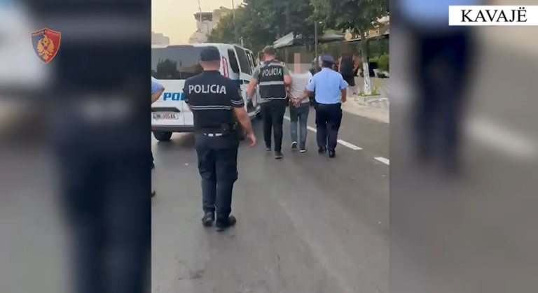 Arrestohet 47-vjeçari në Kavajë, shkoi me kallashnikov për të vrarë të rinjtë që i dhunuan nipin