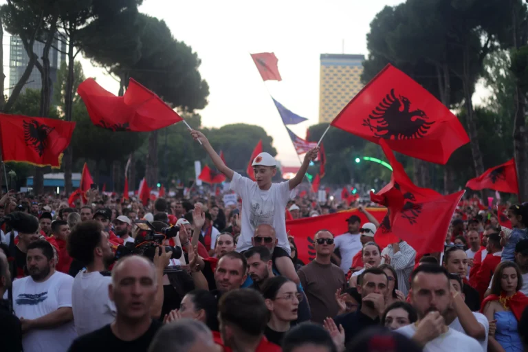 Vendosmëria qytetare vijon me qëndresë në ditën e 92 e protestës: Nuk largohemi pa dorëheqjen e Ramës