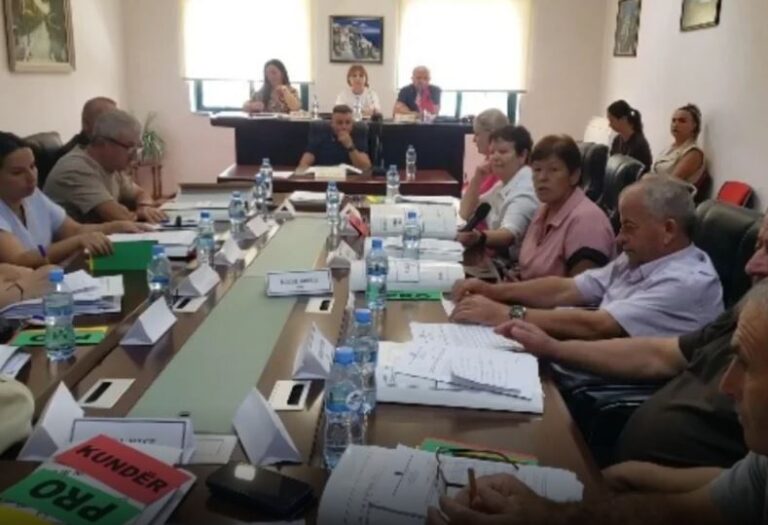Këshilli Bashkiak i Poliçanit voton kundër shkrirjes së bashkisë: Vendimi nuk përfaqëson vullnetin e komunitetit