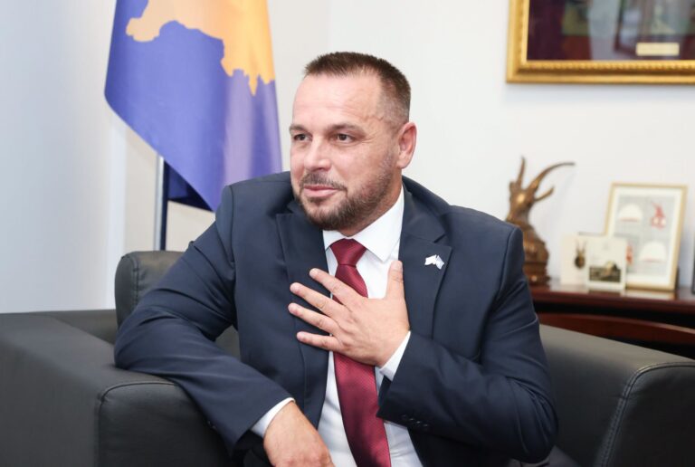 Kosova u del në krah, ministri Maqedonci: Jemi të gatshëm për të ndihmuar Shqipërinë dhe Malin e Zi me zjarret