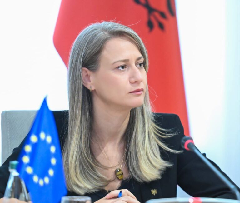 Ministrja e Shtetit për Marrëdhëniet me Parlamentin, Erjona Ismaili jep dorëheqjen nga bashkëdrejtimi i PS në Vlorë