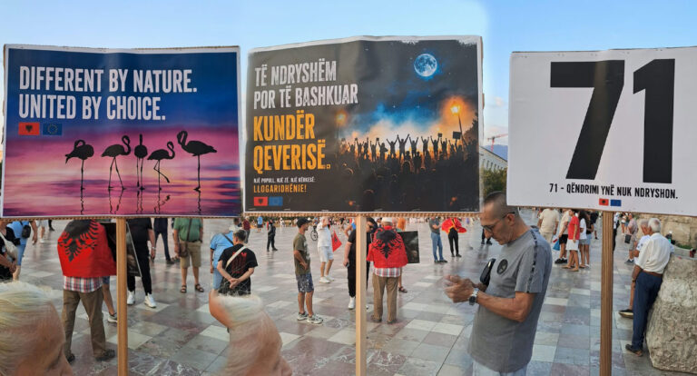“Qëndrimi ynë nuk ndryshon!”- Pankartat nga sheshi i protestës së 71-të: Të bashkuar kundër qeverisë! Kërkojmë llogaridhënie!