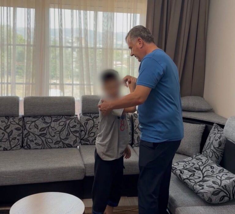 VIDEO/ Balla viziton familjen Leçini pas kthimit të Abdullahit nga Siria: Shteti do të kujdeset për integrimin e plotë