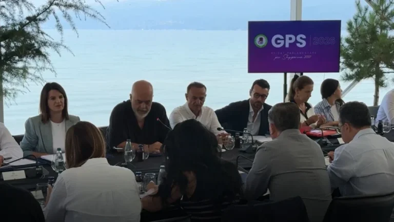 Rama zhvilloi sot në Pogradec një takim me drejtuesit politikë të PS-së së 12 qarqeve dhe kryetarët e komisioneve parlamentare