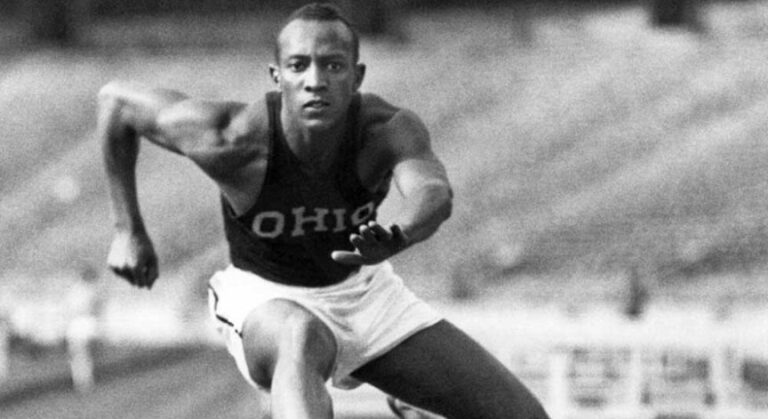 Jesse Owens, amerikani me ngjyrë, i cili me një fitore arriti që të rrëzonte në Berlin mitin e racës superiore