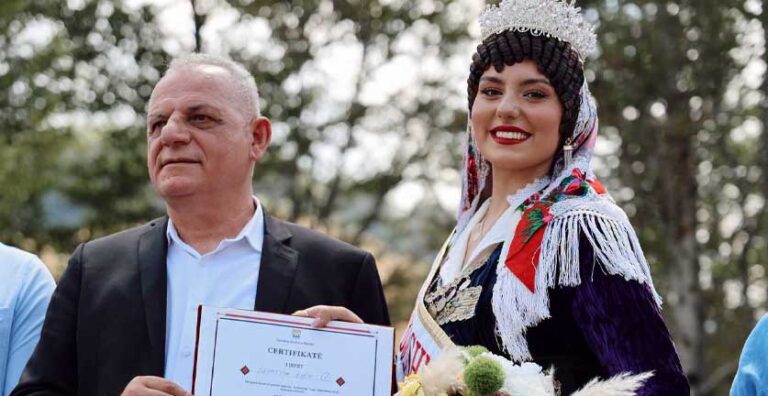 Malësia e kreshnikëve, zanave, e bujarisë dhe e hirit, kurorëzon Leontina Elezin si të bukurën e dheut, në Logun e Bjeshkëve 2026