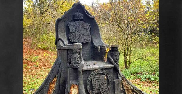 Froni i një monarku anglez në trungun e një peme, të mbretërosh përmes natyrës, kohës dhe kujtesës