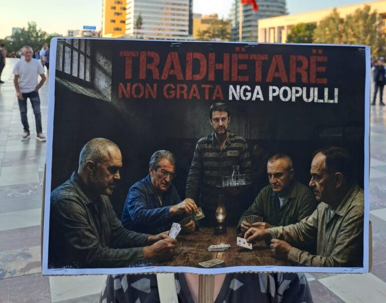 FOTO/ 66 ditë protestë, pankartat më pikante