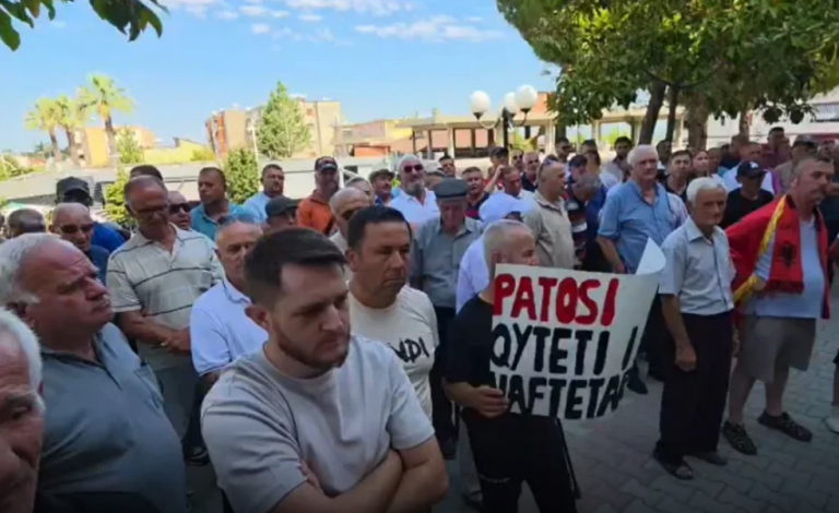 Qytetarët e Patosit dalin në protestë: Jemi të zhgënjyer, nuk duam të bashkohemi me Fierin