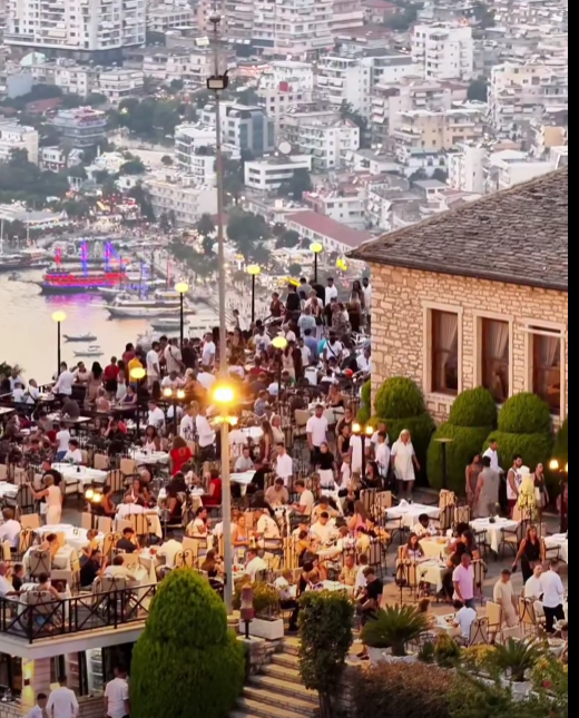Rama poston pamjet me turistë të shumtë nga kalaja e Lëkurësit  Pasdite vere në Sarandë