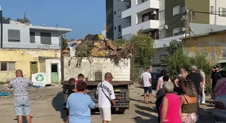 Banorët dalin në protestë, parkun e lojërave e zënë mbeturinat e bashkisë