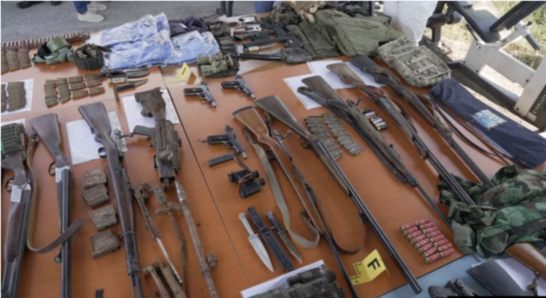 Ministri Sveçla: Arsenal i armëve u gjet në fshatrat përreth varrezave masive në Zubin Potok