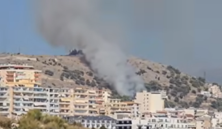 Zjarr në Sarandë/ Flakët pranë banesave e hoteleve, kërkohet ndërhyrje nga ajri