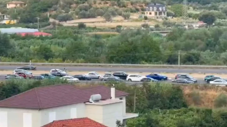 Trafik i dendur në aksin Tunel–Elbasan, kolona automjetesh në kulmin e sezonit