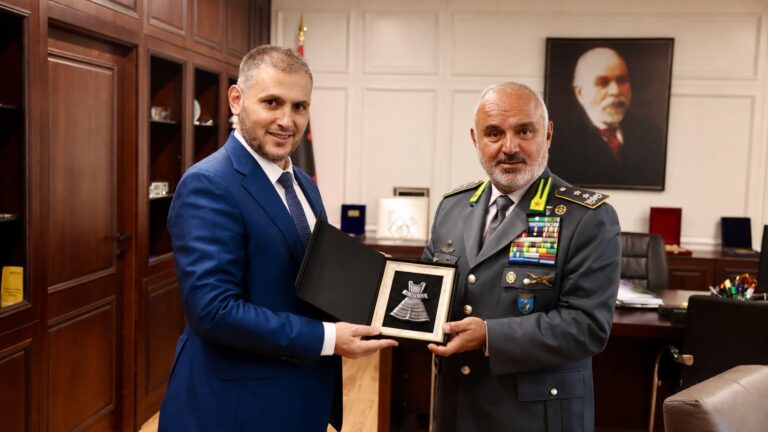 Drejtori Skënder Hita pret delegacionin e Guardia di Finanza-s, intensifikohet monitorimi ajror në Shqipëri kundër bimëve narkotike