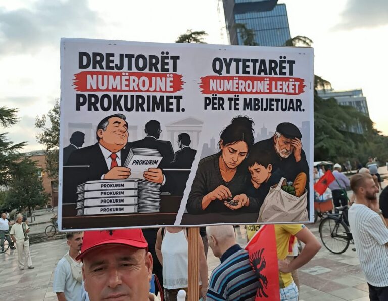 ”Drejtorët firmosin, oligarkët grabisin”, pankartat më pikante nga protesta