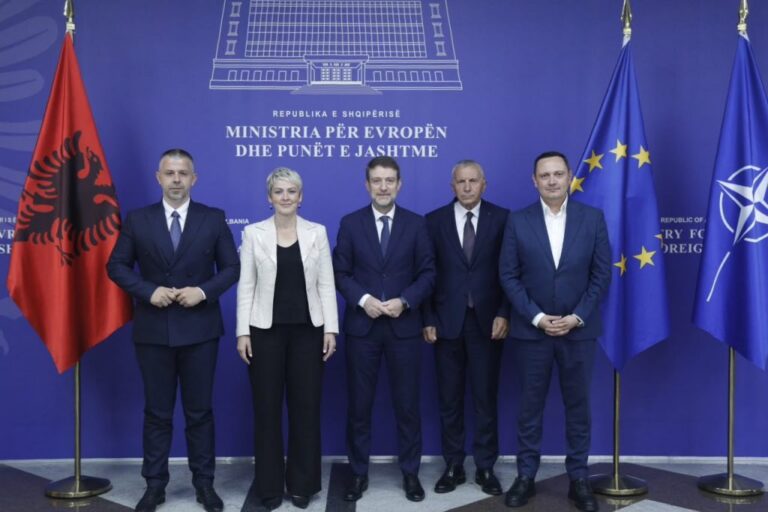 Ministri Hoxha pret drejtuesit shqiptarë të Luginës së Preshevës: Të drejtat e shqiptarëve janë prioritet