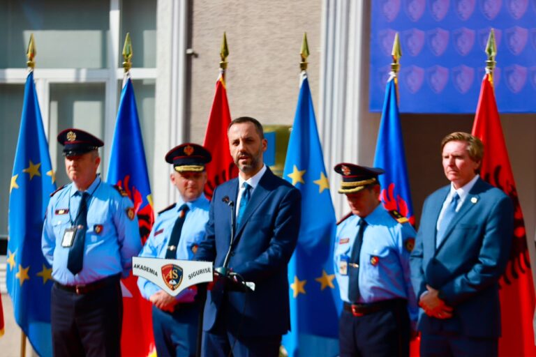 387 efektivë të rinj i bashkohen Policisë/ Lamallari: Mos e bëni pis uniformën! Hita: Busulla juaj të jetë ligji dhe qytetari