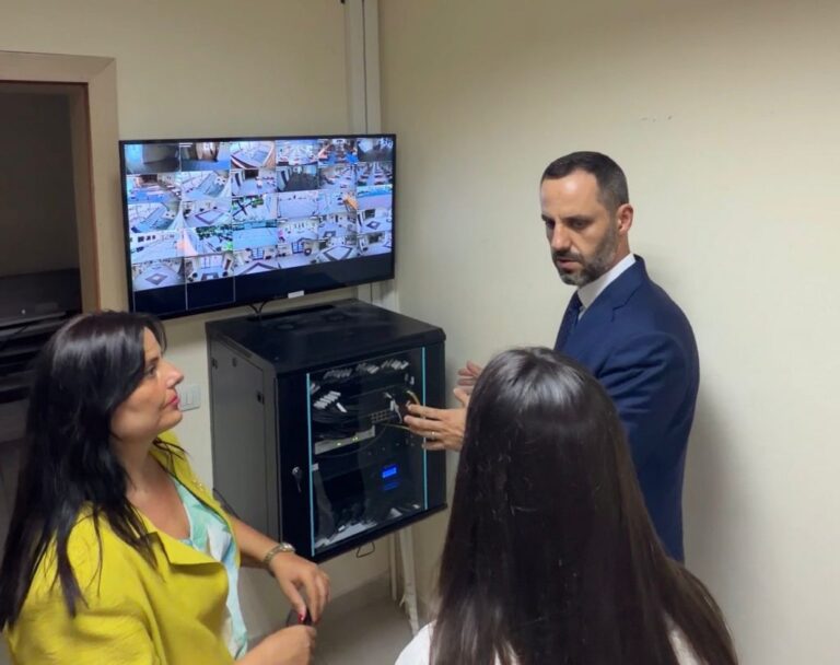 Smart City në shkolla, ministri Lamallari: Përfundon instalimi i kamerave inteligjente në gjimnazin ”Qemal Stafa”