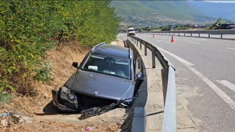 Aksident në Rrugën e Kombit, makina përfundon në kanal, plagoset drejtuesi