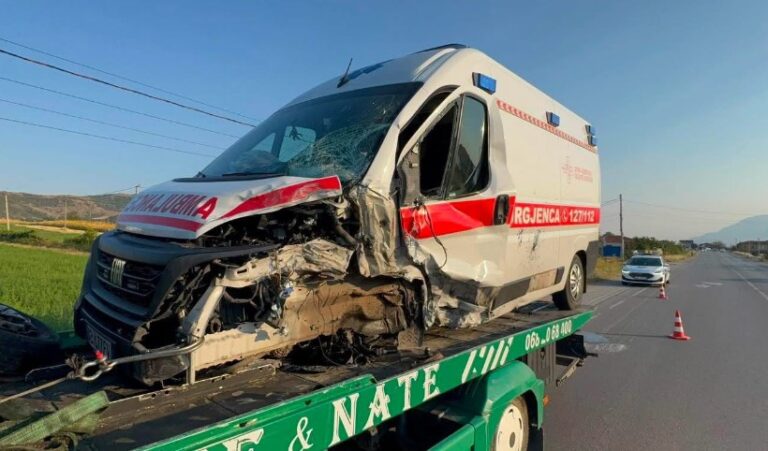 Ambulanca përplas emigrantin në Maliq, transportohet në spitalin e Korçës