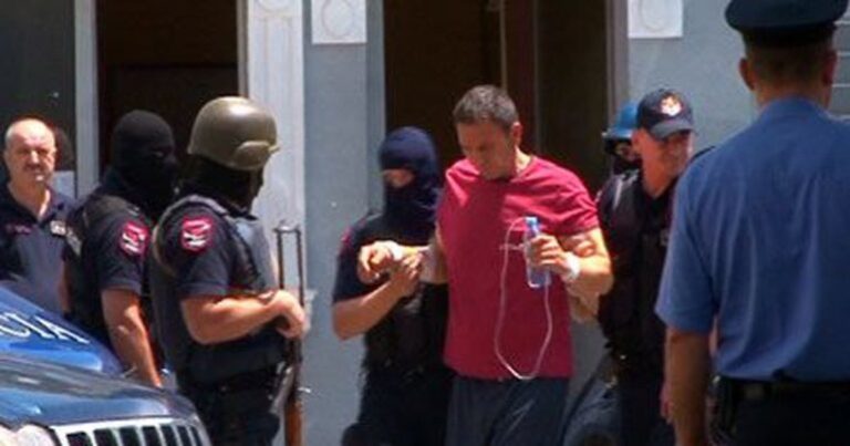 I ndërroi jetë nëna, i dënuari me burgim të përjetshëm, Ardian Çapja, kërkon të marrë pjesë në varrim