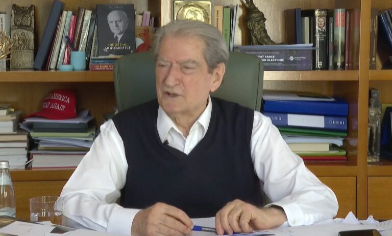 Berisha ironizon ndryshimin e masës së sigurisë për Beqajn: Rama mund t’i japë certifikatë mirënjohjeje!