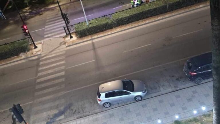 Aksident në Transballkanike, shoferi kalon me të kuqe dhe përplas një këmbësore
