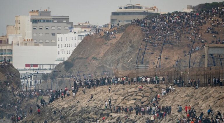 Rikthehen tensionet në Ceuta. Banorët vendas përplasen me emigrantët, djegin kampin